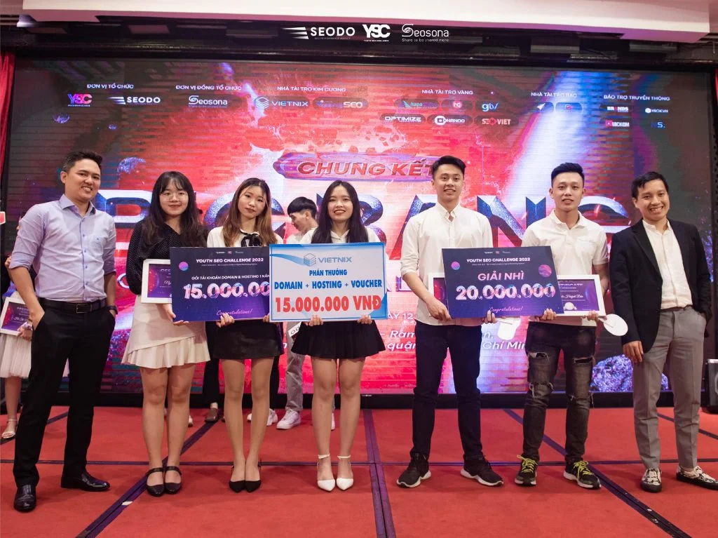 Vietnix - Nhà tài trợ kim cương cuộc thi YOUTH SEO CHALLENGE 2022 4 Ông Nguyễn Hưng đại diện Vietnix trao thưởng cho đội Á quân WBS.