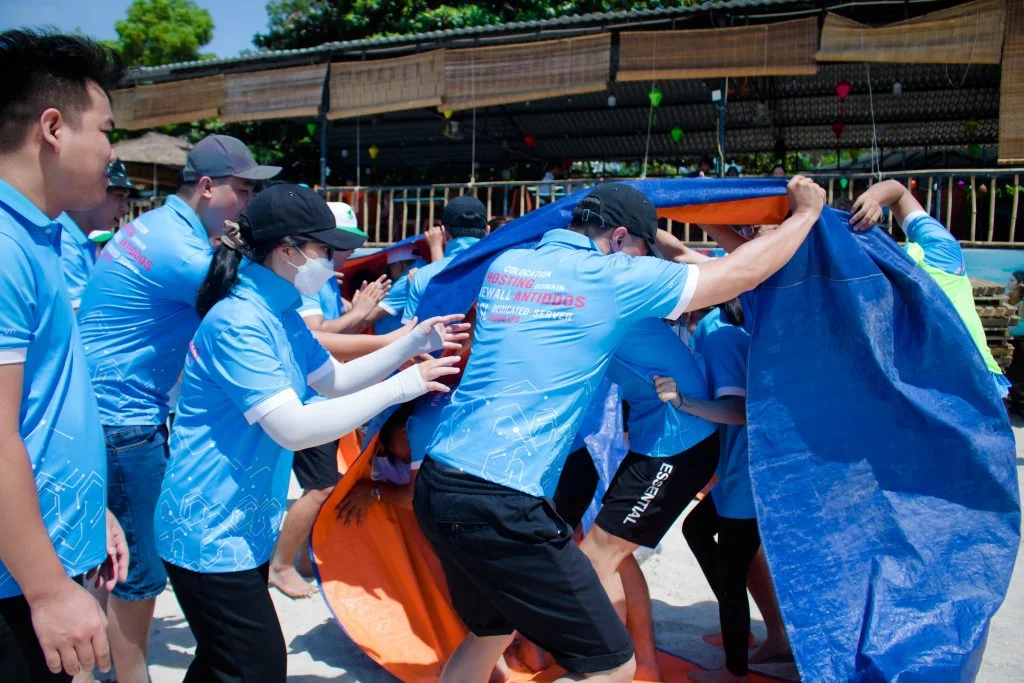 Team building kỷ niệm 10 năm thành lập Vietnix 5 tro choi teambuilding