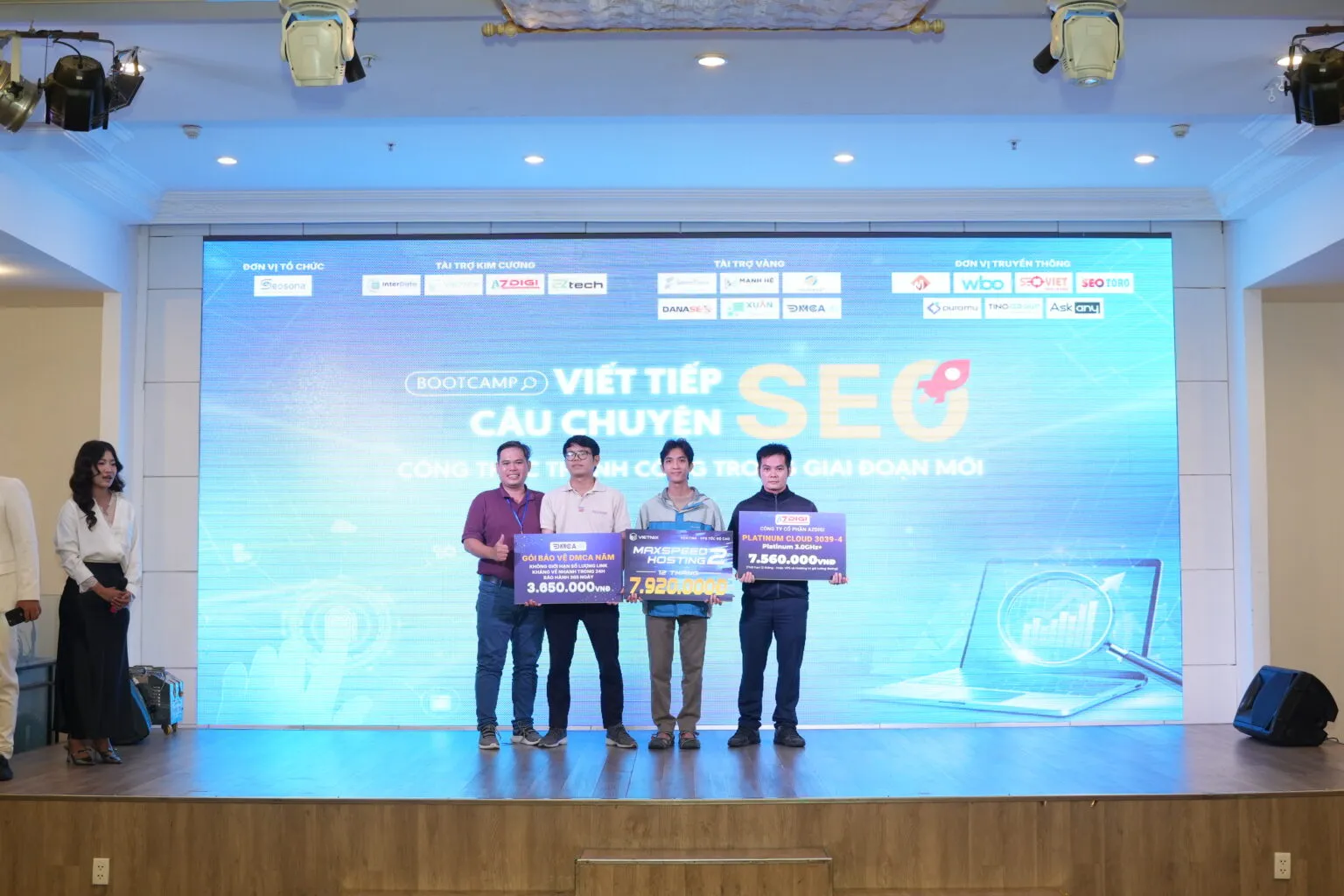 Vietnix – Nhà tài trợ Kim Cương Bootcamp “Viết tiếp câu chuyện SEO 2025” 20 Vietnix trao quà tại sự kiện