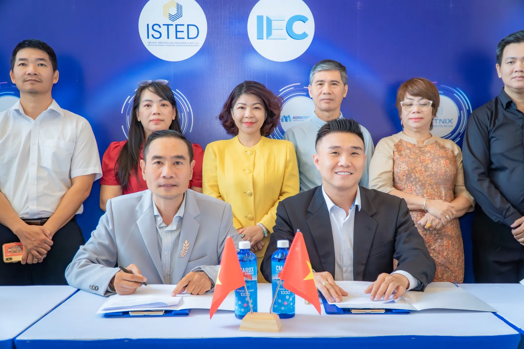 Vietnix tham gia The Summer Data & AI Conference 2026, đánh dấu hợp tác chiến lược cùng Trung tâm IEC 7 Khoảnh khắc ký kết MOU giữa Vietnix và Trung tâm IEC tại sự kiện