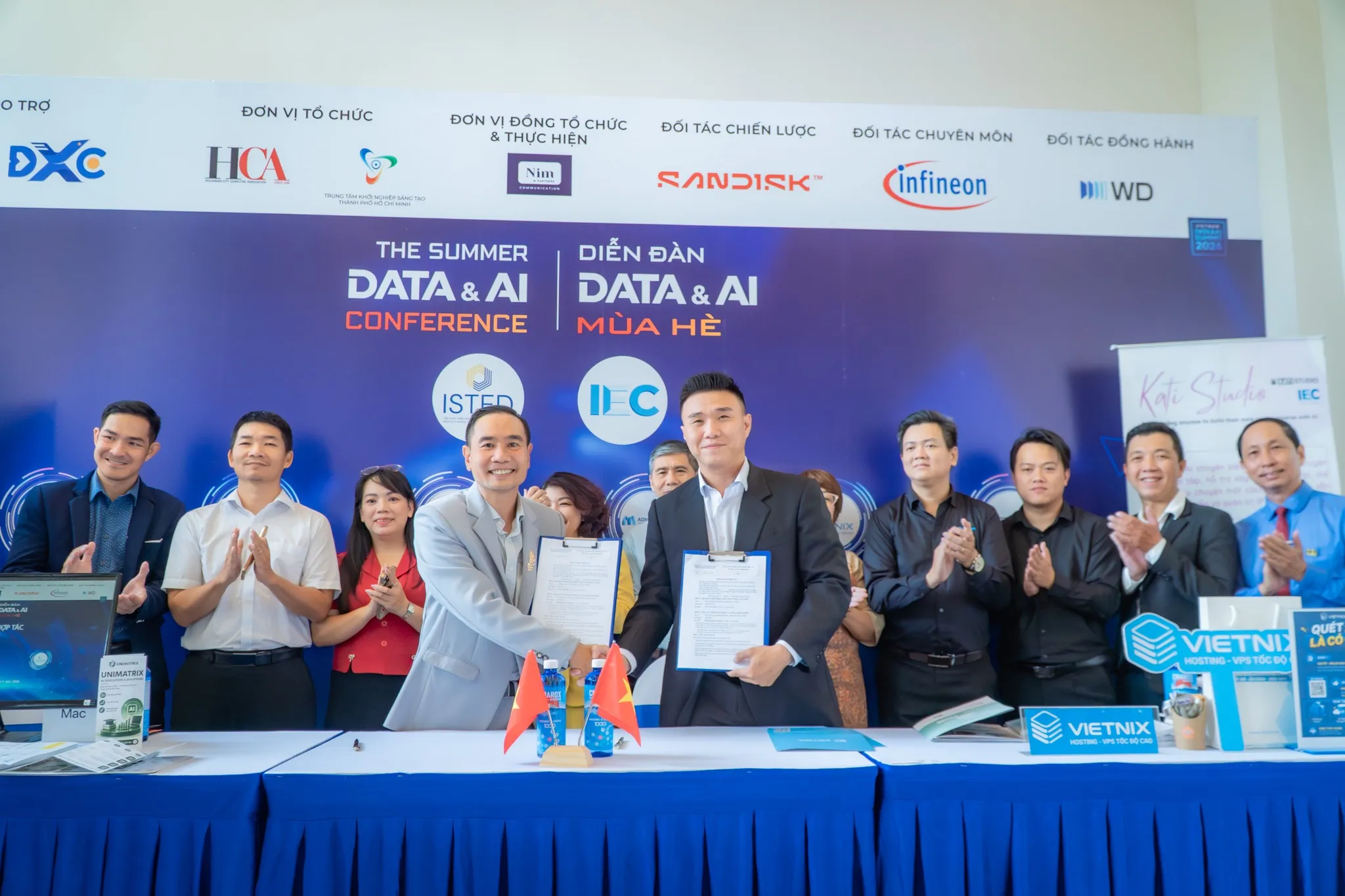 Vietnix tham gia The Summer Data & AI Conference 2026, đánh dấu hợp tác chiến lược cùng Trung tâm IEC 8 Đại diện Vietnix và IEC đánh dấu cột mốc hợp tác chiến lược trong lĩnh vực công nghệ và chuyển đổi số