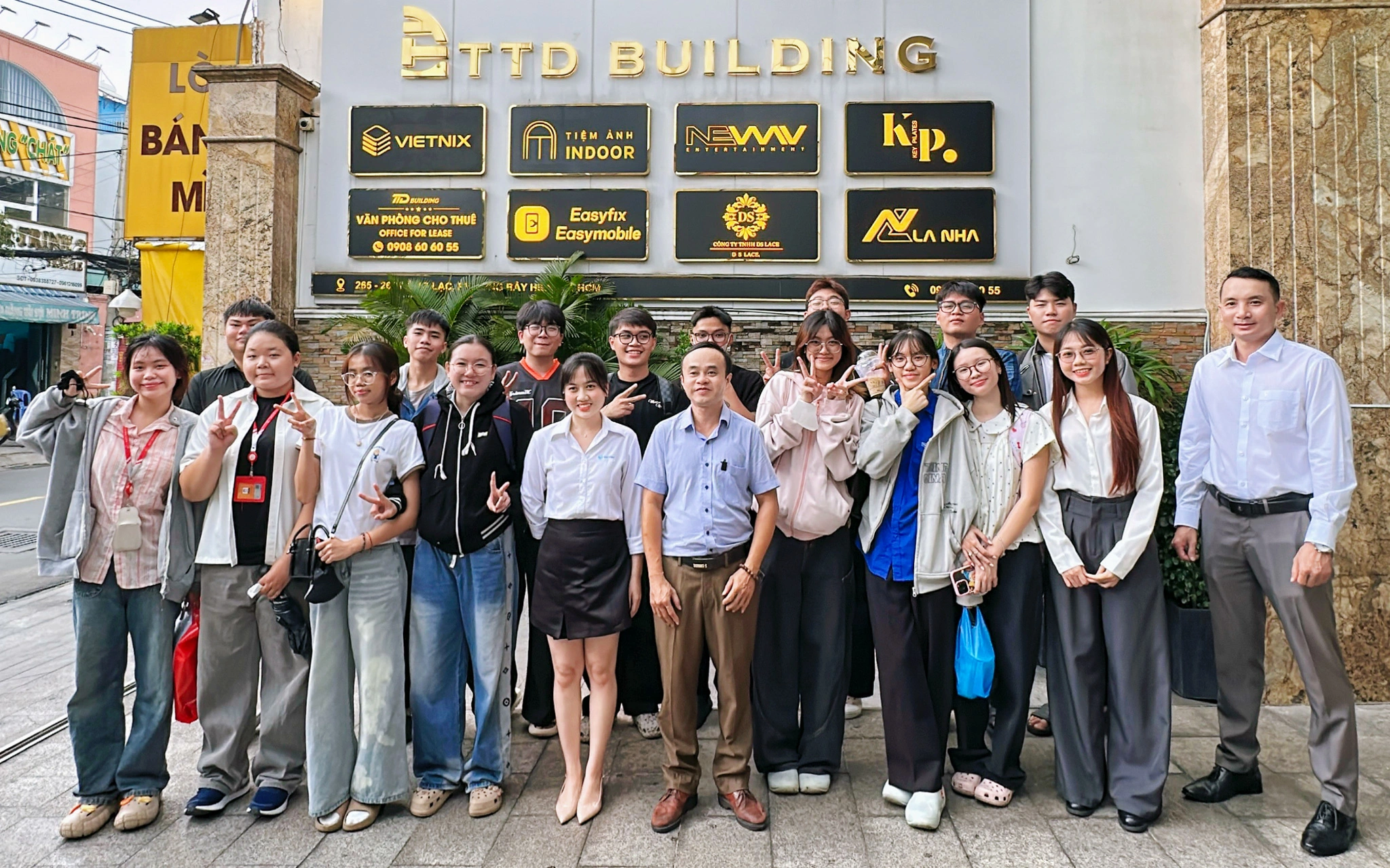 Vietnix đón tiếp đoàn giảng viên và sinh viên Học viện Công nghệ Bưu chính Viễn thông (PTIT) tham quan thực tế 7 Sinh viên PTIT chụp ảnh lưu niệm cùng đội ngũ Vietnix