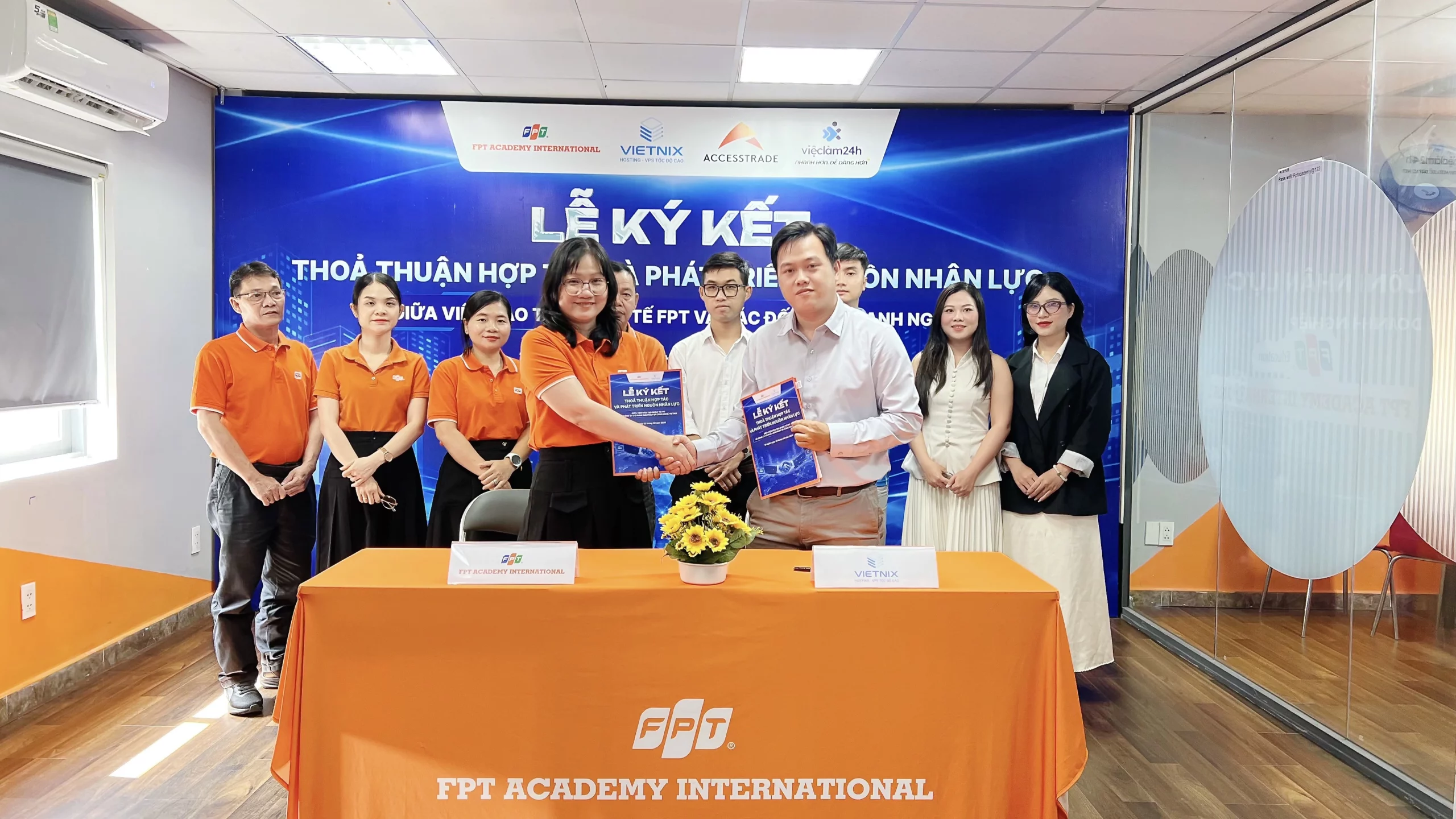 Vietnix tái ký kết hợp tác cùng Viện Đào tạo Quốc tế FPT, tiếp tục đồng hành phát triển nguồn nhân lực công nghệ 9 Đại diện Vietnix và Viện Đào tạo Quốc tế FPT bắt tay sau nghi thức ký kết, tiếp tục mở rộng hợp tác trong đào tạo và phát triển nguồn nhân lực công nghệ