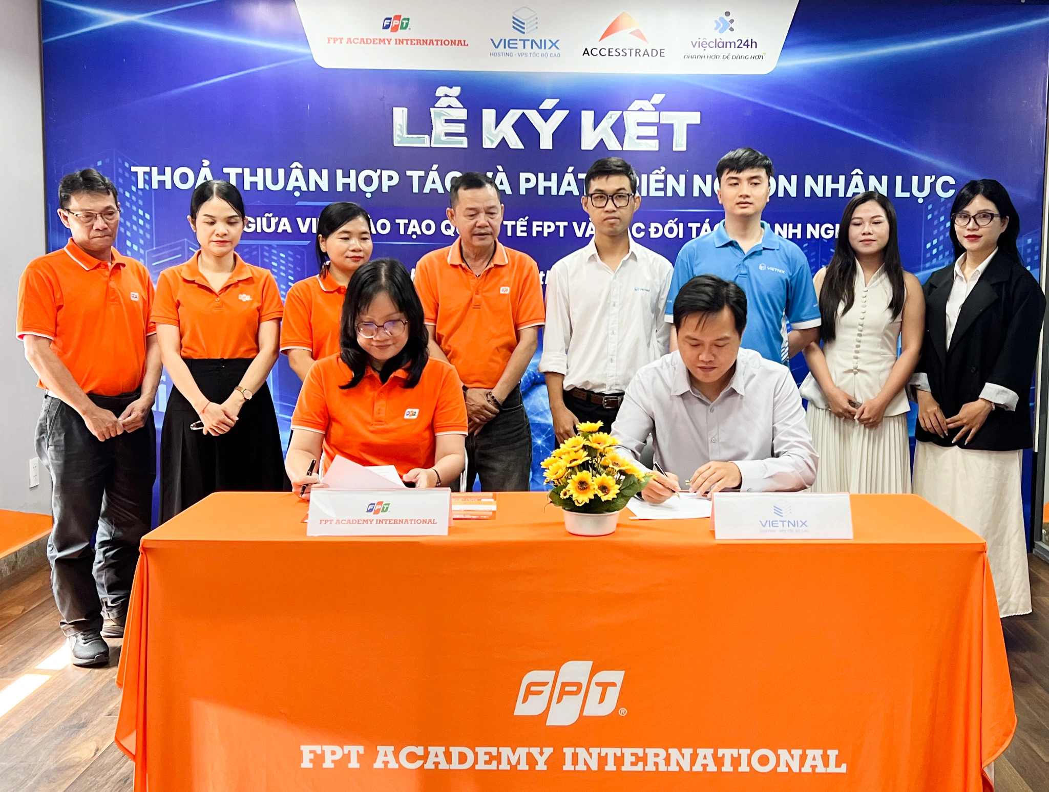 Vietnix tái ký kết hợp tác cùng Viện Đào tạo Quốc tế FPT, tiếp tục đồng hành phát triển nguồn nhân lực công nghệ 8 Đại diện Vietnix và Viện Đào tạo Quốc tế FPT tại lễ ký kết thỏa thuận hợp tác.